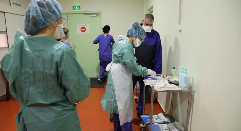 إيطاليا تفصل الإطارات الطبية الذين لم يتلقوا لقاح كورونا