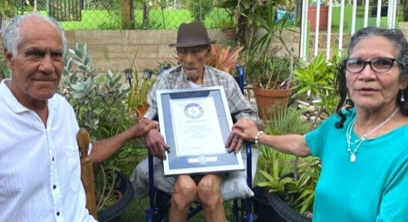 أكبر رجل في العالم عمره 112 عامًا: الحب والخير كلمة السر