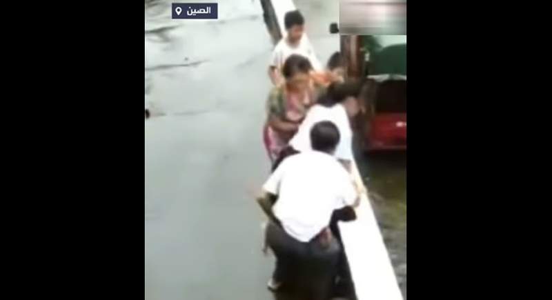 مسنة صينية تنقذ حفيدتها في اللحظة الأخيرة قبل السقوط من فوق المنزل (فيديو)