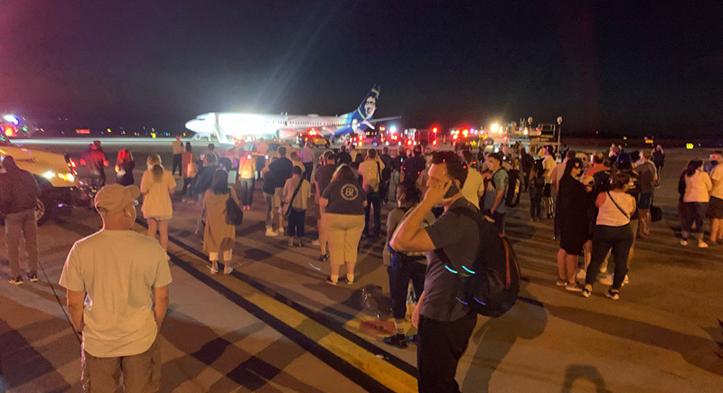 أمريكا: إجلاء 128 راكبا من طائرة بسبب هاتف محمول