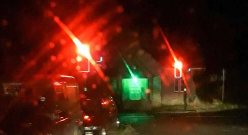 رجل يضع إشارات مرور أمام منزله ويضيئها بالأحمر والأخضر.. ما السر؟