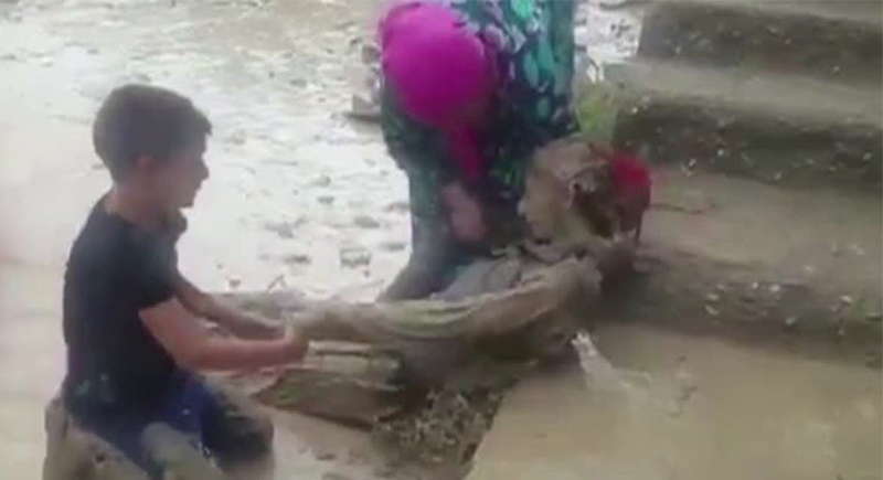 فيديو يوثق اللحظات الأولى لإنقاذ امرأة من سيول الفيضانات في تركيا