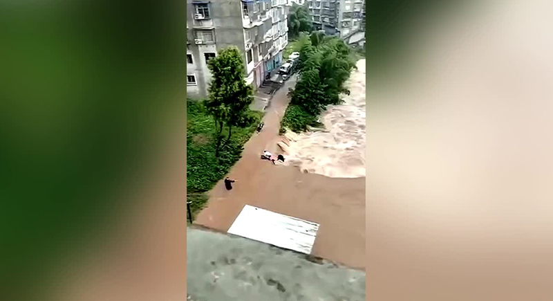 لحظة إنقاذ شخص من الغرق بسبب فيضانات الصين (فيديو)