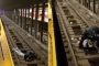 شرطة نيويورك تنقذ رجلا سقط على سكة مترو الأنفاق قبيل وصول القطار (فيديو)