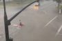 شاب يستغل غرق الشوارع بالأمطار ليمارس هوايته في التجديف (فيديو)