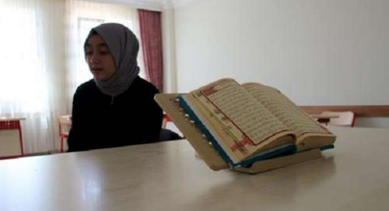 حكاية فتاة حفظت القرآن كاملا في 3 أشهر فقط.. بكت من الفرحة