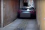سيارة فيراري تفشل في الخروج من أحد زقاقات روما الضيقة (فيديو)