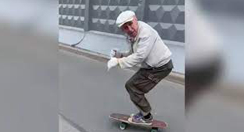 بالفيديو... مسن يتزحلق بشكل احترافي في سان بطرسبورغ