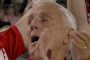 مشجع عجوز يبكي بعد فوز برينتفورد بأول مباراة له في الدوري الإنجليزي منذ 74 عاما (فيديو)