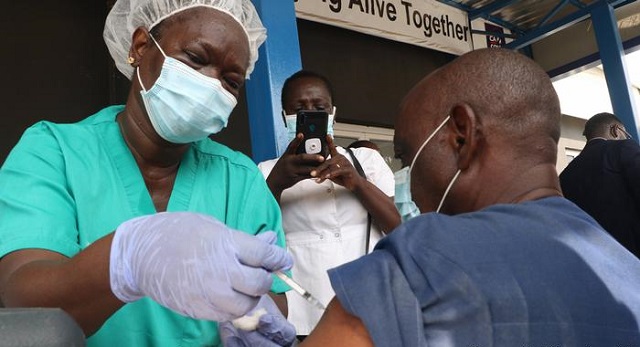 كورونا عبر العالم.. الإصابات تقترب من ربع مليار وتسابق لإنتاج اللقاحات في إفريقيا