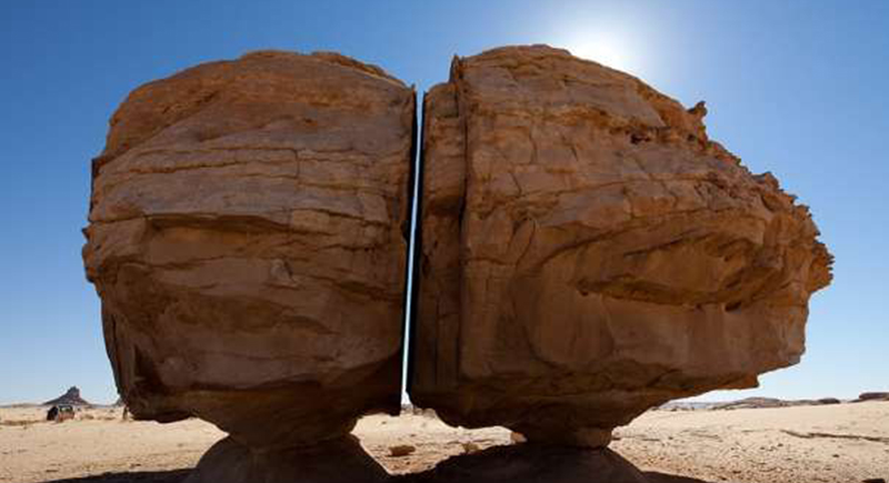 حكاية الصخرة العجيبة بالسعودية.. لغز جيولوجي عمره 4000 عام