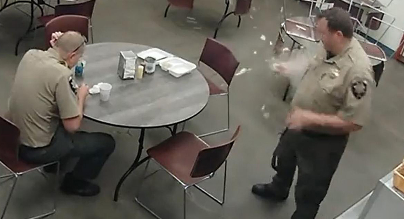 انفجار بيضة في يد شرطي بعد سلقها في الميكرويف (فيديو)