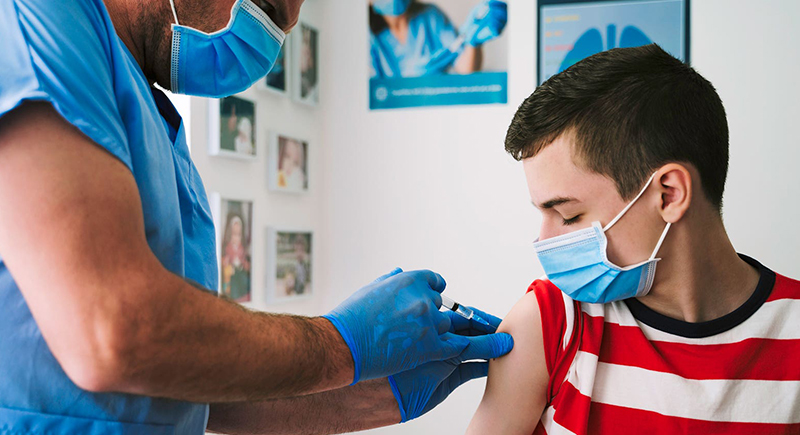 خبراء ينصحون بعدم تطعيم الأطفال الأصحاء بين 12 و15 عامًا