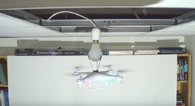 درون تثبت مصباحا كهربائيا في سقف غرفة (فيديو)
