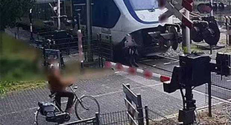 فتاة تنجو بأعجوبة من حادثة دهس قطار سريع (فيديو)