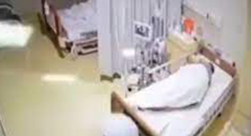 مريضة تدخل في حالة هستيرية بسبب لباس طبي ظنته شبحا حقيقيا (فيديو)