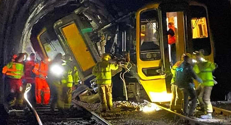 إصابة 13 شخصا على الأقل في تصادم قطارين جنوب انجلترا