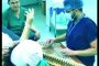 في لبنان.. جراح يعزف لمريضة في غرفة العمليات لتخفيف آلامها (فيديو)