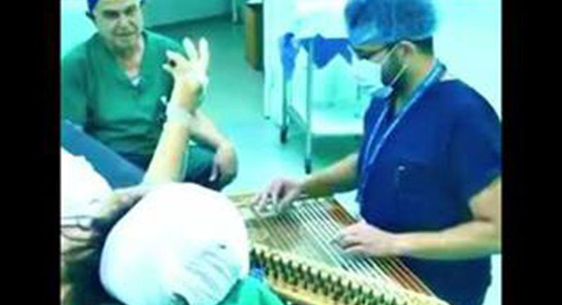 في لبنان.. جراح يعزف لمريضة في غرفة العمليات لتخفيف آلامها (فيديو)