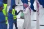 سعودي يوزع المال على العاملين في الحرم المكي (فيديو)
