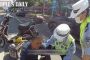 لحظة سقوط قائد دراجة نارية بين السيارات إثر إصابته بنوبة صرع (فيديو)