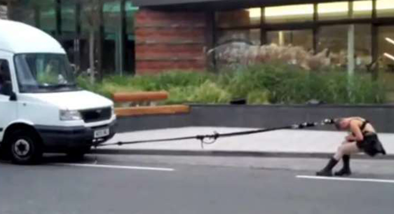 فتاة بريطانية تفاجئ المارة بجر سيارتها بشعرها بعد نفاد الوقود (فيديو)