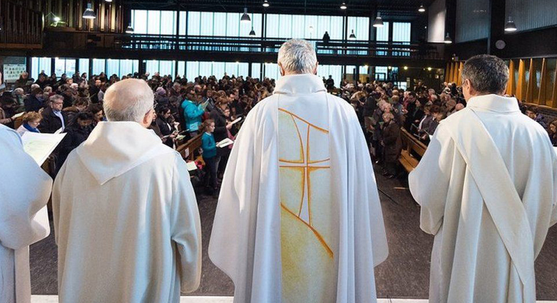 فرنسا: تورط آلاف الكهنة في اعتداءات جنسية ضد أطفال
