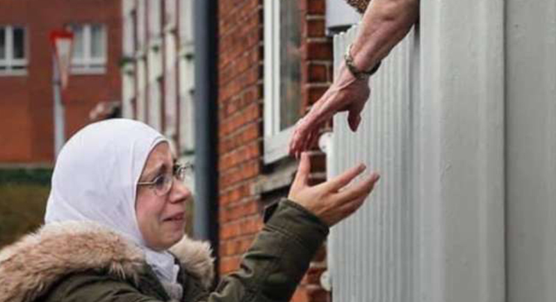 صورة هزت العالم.. لاجئة سورية تودع جارتها الدنماركية بالدموع بعد إجبارها على الرحيل