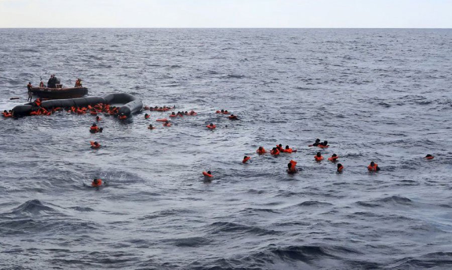 البحرية الملكية تقدم المساعدة لـ147 مهاجرا سريا