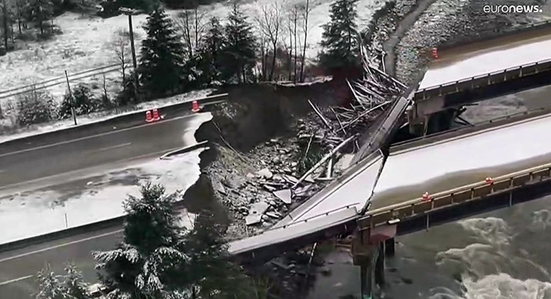 انهيار جسر في كندا بسبب هطول الأمطار (فيديو)