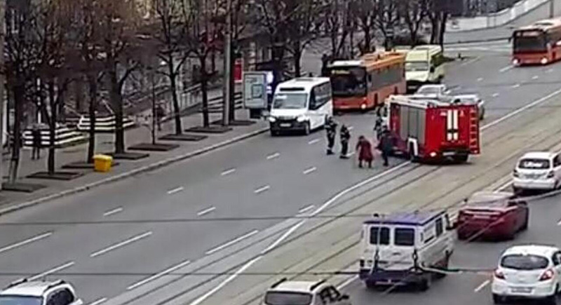 رجال إطفاء يوقفون السير لمساعدة امرأة مسنة لعبور الطريق في مشهد إنساني (فيديو)