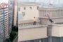 طفلان يقفزان بين برجين ارتفاعهما 27 طابقا في الصين (فيديو)