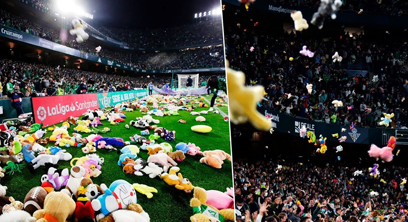 جماهير كرة قدم يمطرون أرضية ملعب بآلاف الدمى خلال مباراة فريقهم لسبب نبيل (فيديو)