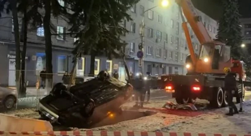 حفرة تبتلع سيارة في مدينة روسية.. اختفت بالكامل (فيديو)