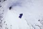 لأول مرة في التاريخ رجل يحلق فوق بركان نشط ببدلة بأجنحة