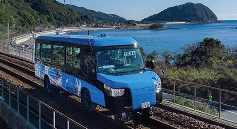 لأول مرة في العالم.. مركبة يابانية تسير على الطرق وسكة القطار