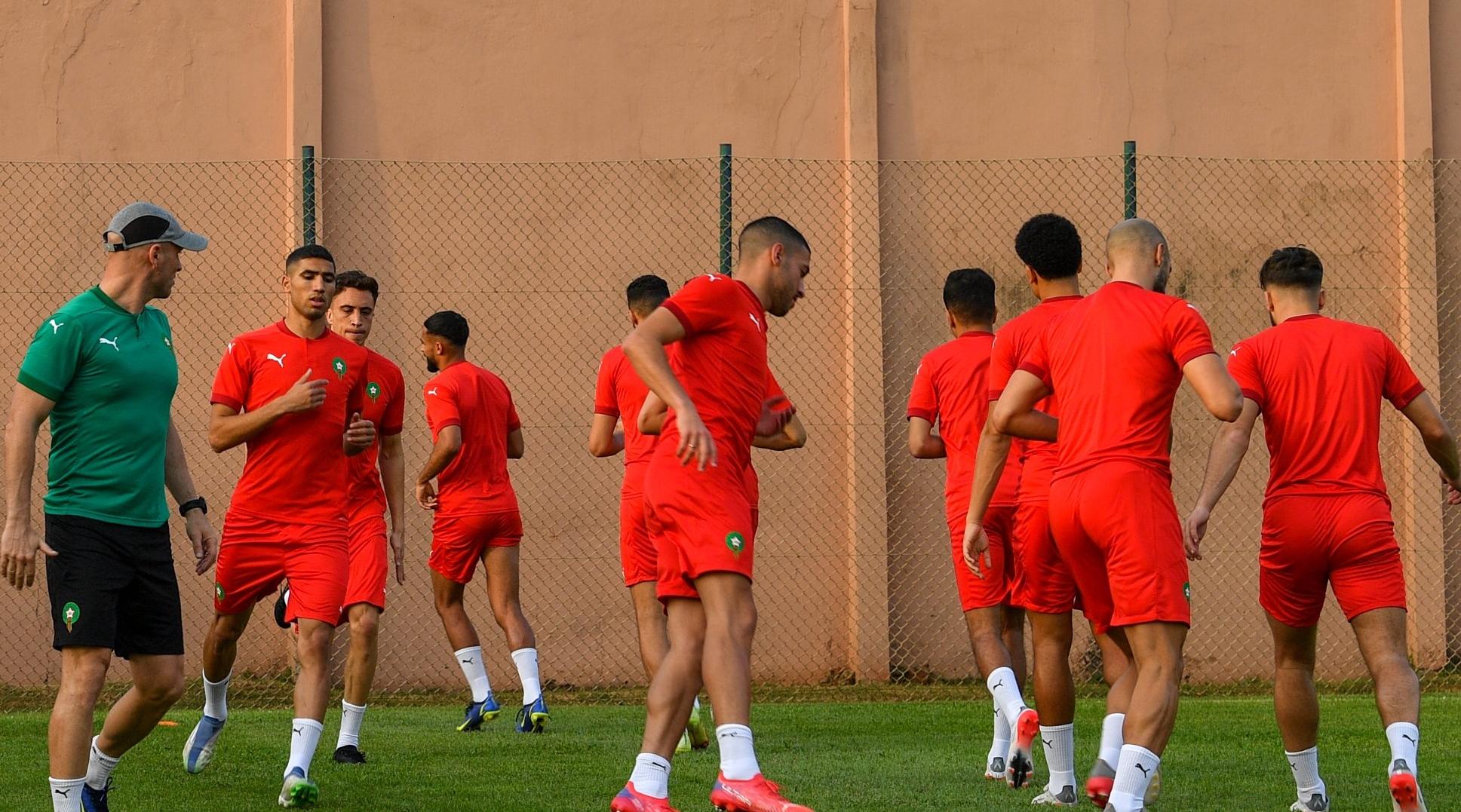 بالصور.. المنتخب المغربي يخوض حصة تدريبية بالكاميرون