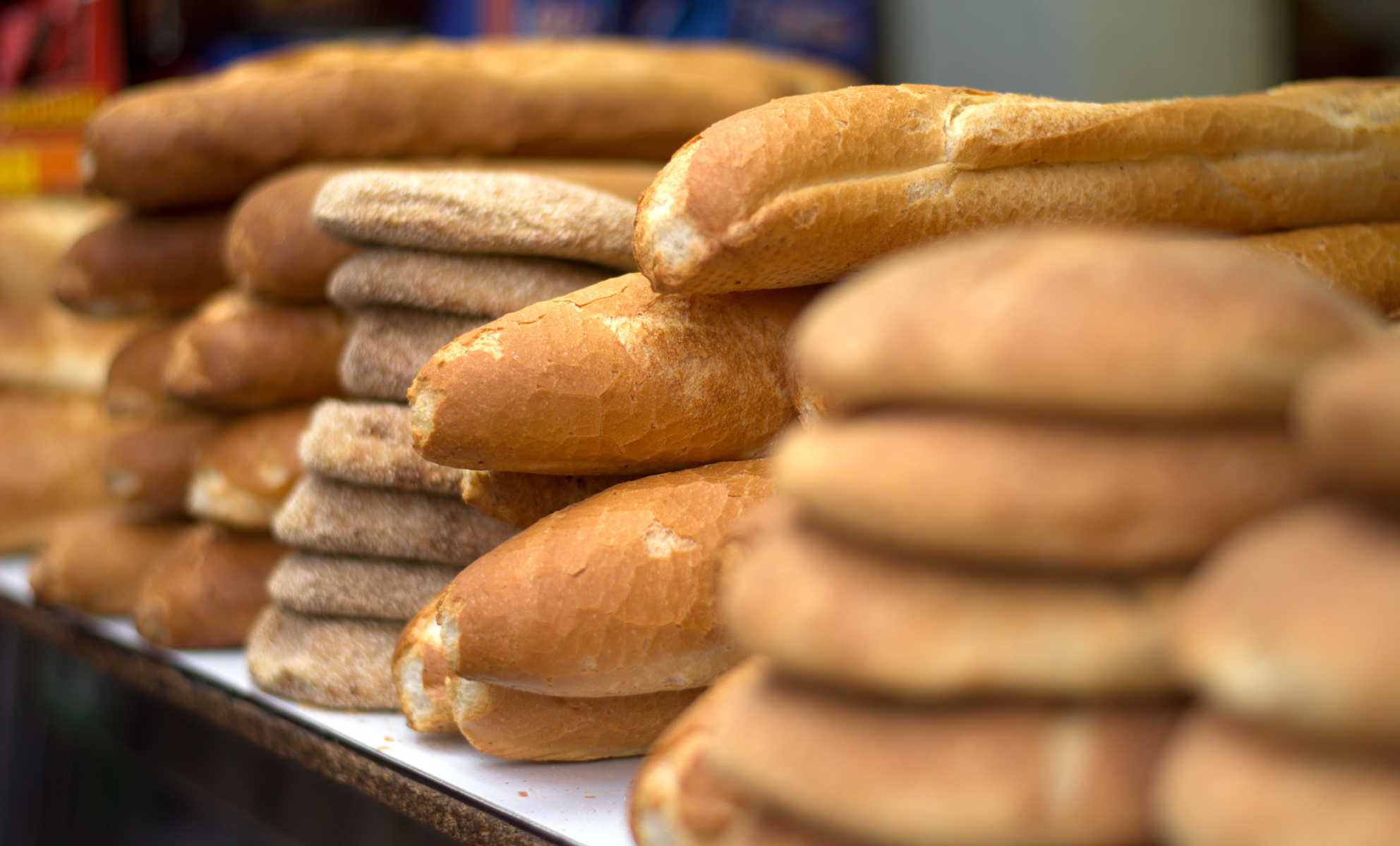 بعد البطاطا والحليب.. سعر الخبز يثير جدلا واسعا في الجزائر