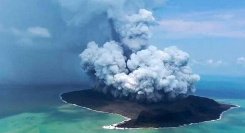 مشاهد مرعبة ترصد لحظة ثورة بركان تونغا: تسبب في موجات تسونامي (فيديو)