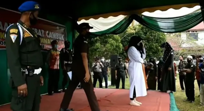 إندونيسيا: 100 جلدة لامرأة بتهمة الزنا وعقوبة مخففة للرجل