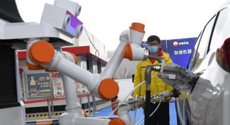 تشغيل أول روبوت لتزويد السيارات بالوقود في الصين (فيديو)