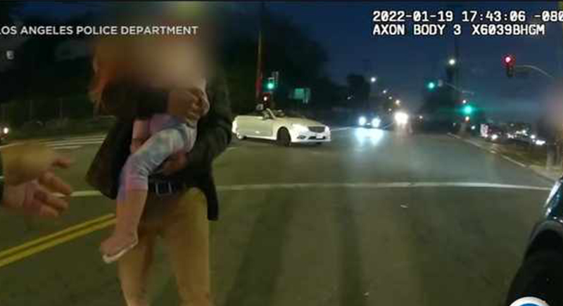 شرطي أمريكي ينقذ طفلة من الاختناق في مشهد درامي (فيديو)