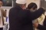 عريس عربي يتزين بعقد من الأموال كهدايا (فيديو)