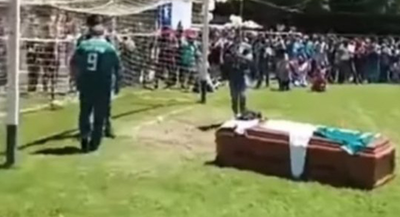 لاعب يحرز هدفا بعد وفاته وسط تشجيع الجماهير (فيديو)