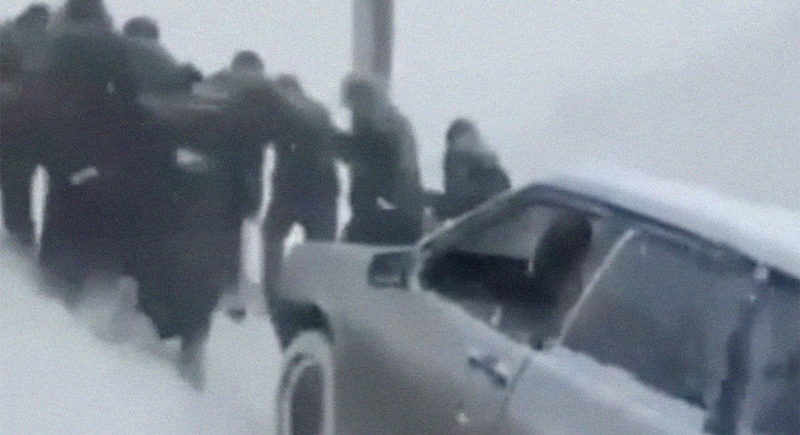مجموعة نساء يسحبن سيارة سقطت في بحيرة متجمدة (فيديو)