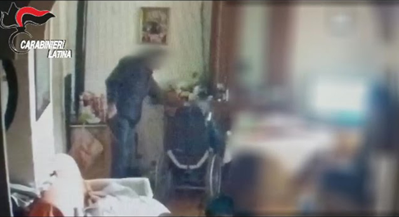كاميرا سرية تكشف قصة تعذيب ابن لأمه الثمانينية القعيدة (فيديو)