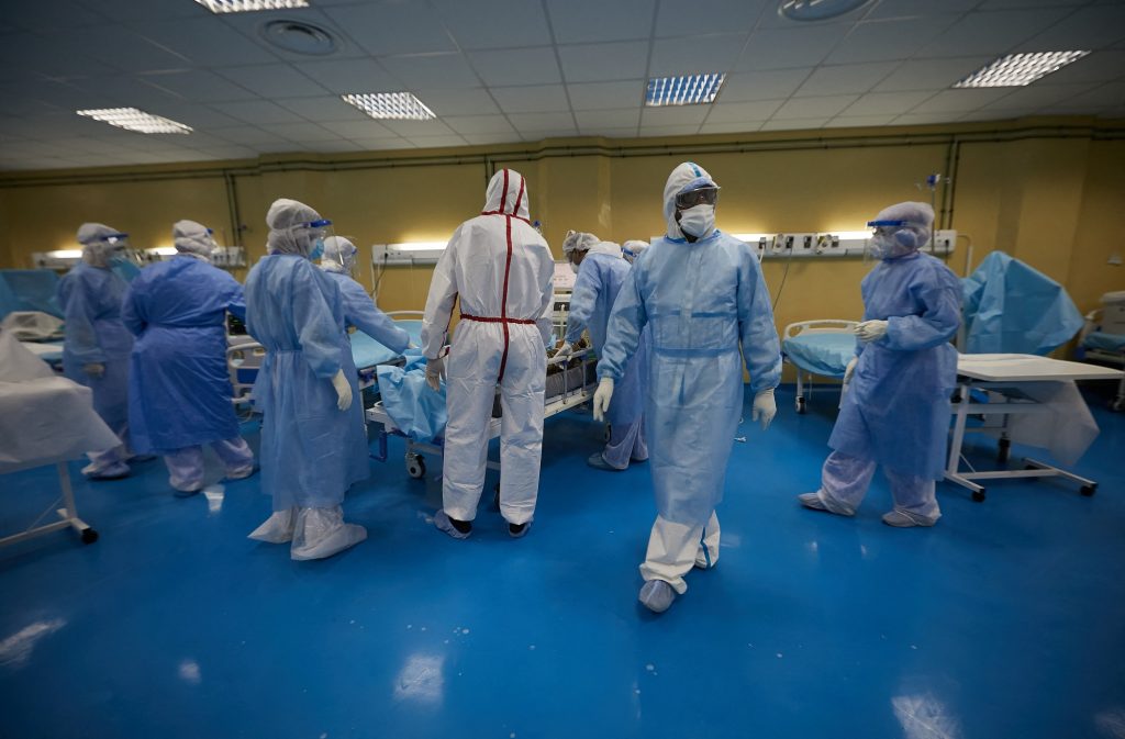 بسبب سوء الأوضاع.. مئات الأطباء في الجزائر يهاجرون إلى فرنسا والقطاع الصحي يواصل النزيف