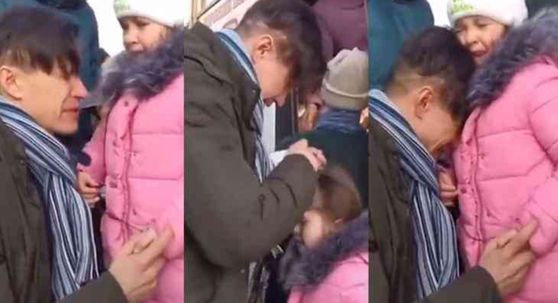مشهد صادم يرصد أوكراني يودع طفلته أثناء مغادرتها البلاد (فيديو)