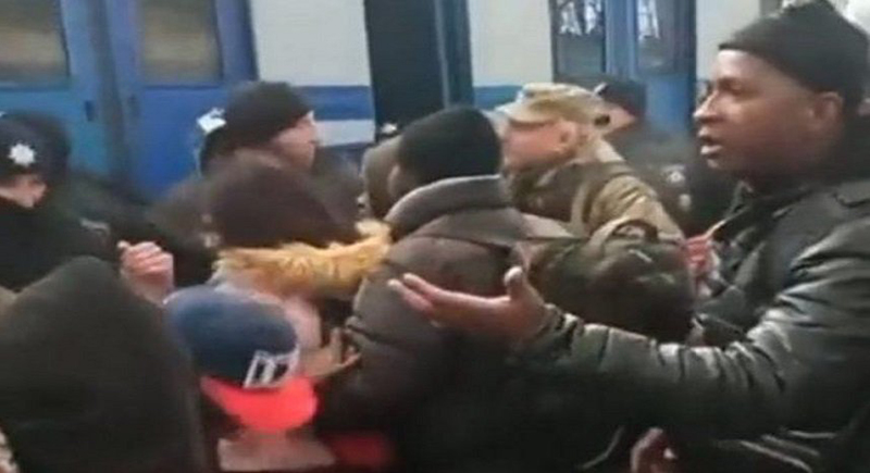 فيديو أثار الغضب.. الأمن الأوكراني يمنع الأفارقة من ركوب قطار للهرب إلى بولندا: مواطنونا أولًا