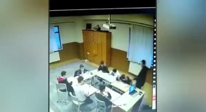 فيديو.. مدرس تركي ينهال على طلاب الثانوية بالضرب المبرح